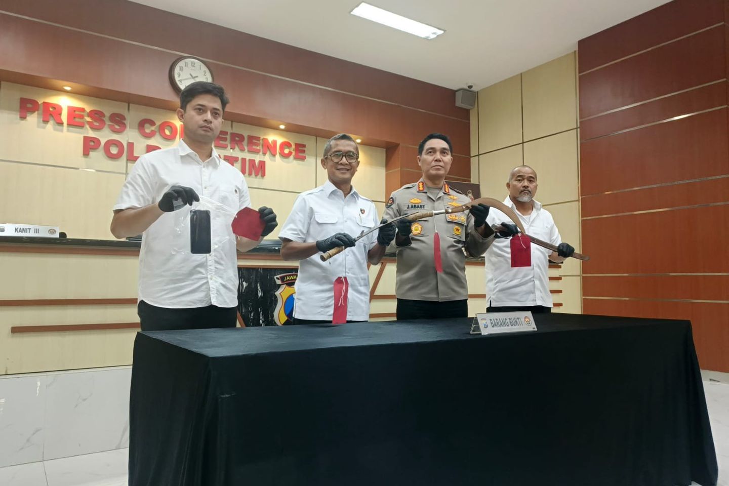 Tiga Pelaku Pemerasan Bersenjata Ditangkap Polda Jatim, Modus Tagih Hutang Berbunga