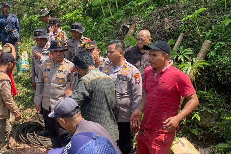 Polisi dan Warga Gotong Royong Bersihkan Material Banjir Bandang di Tiris Probolinggo