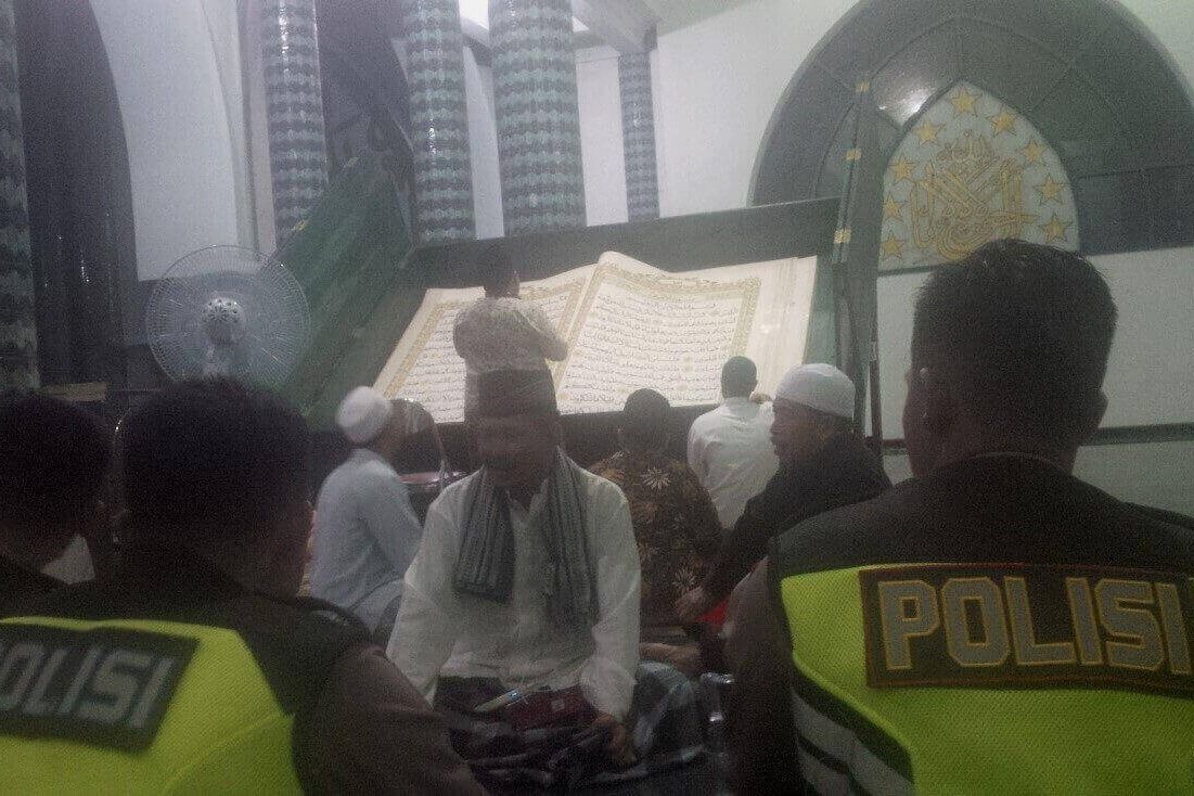 Masih Berseragam, Polisi Banyuwangi Tarawih dan Tadarus Pasca Bertugas