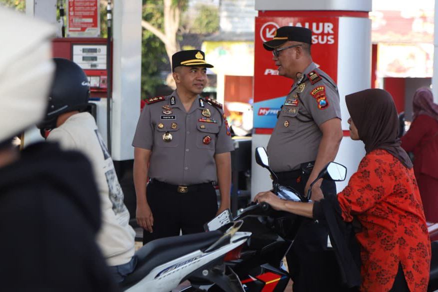 Kapolres Jombang Cek Stok BBM di SPBU Mojosongo, Warga Diimbau Tak Borong
