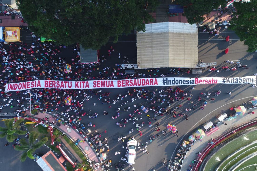 Kain Raksasa Iringi Jalan Sehat Perdamaian di Blitar