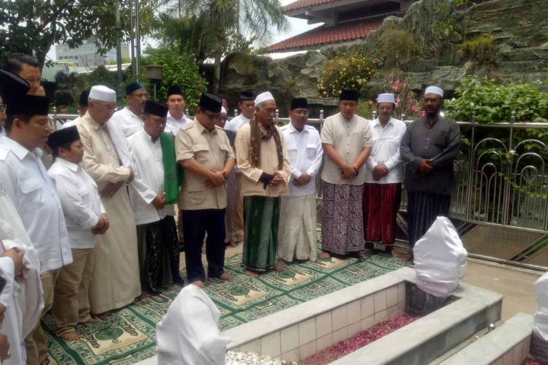 Ziarah Prabowo ke Makam Sunan Ampel Karena Saran Dua Kiai ini