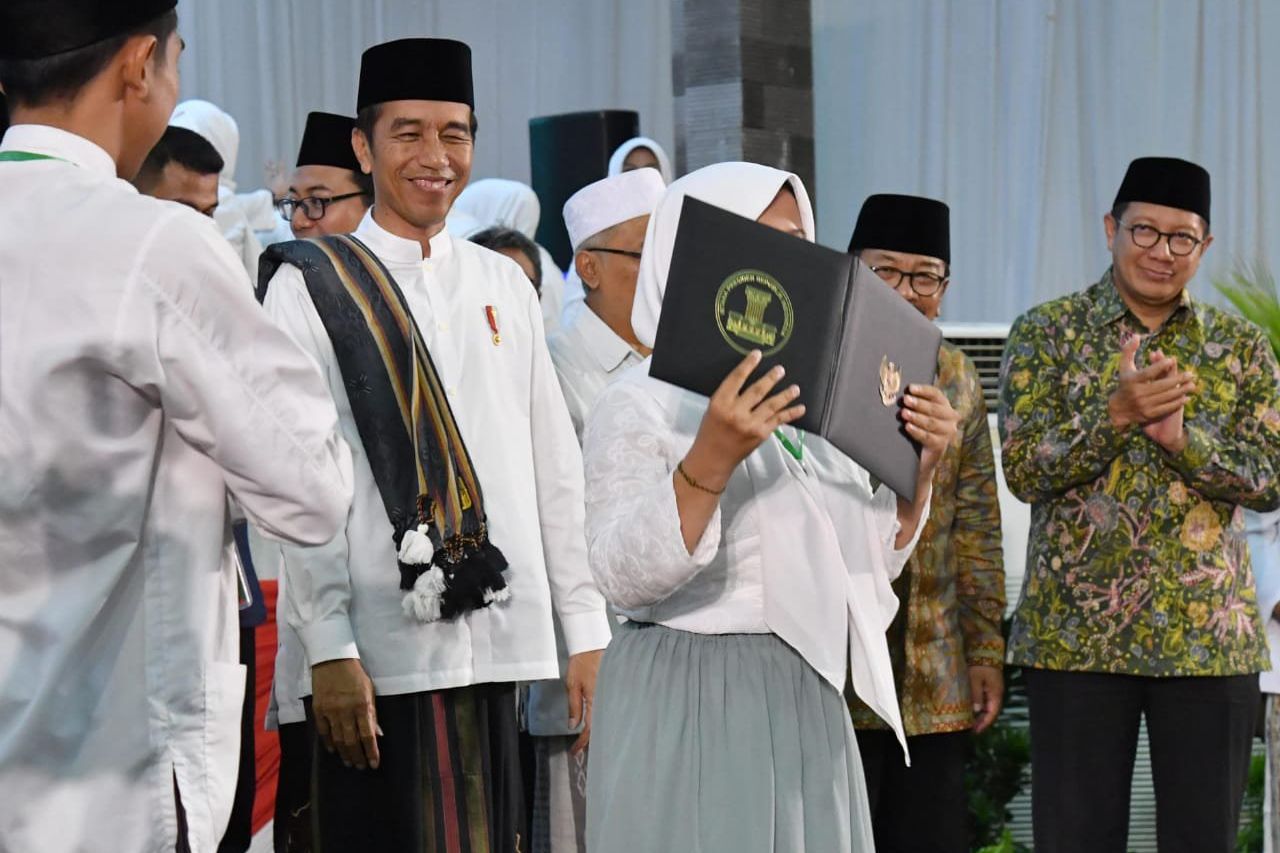 Ulama Madura Sematkan Sorban kepada Jokowi