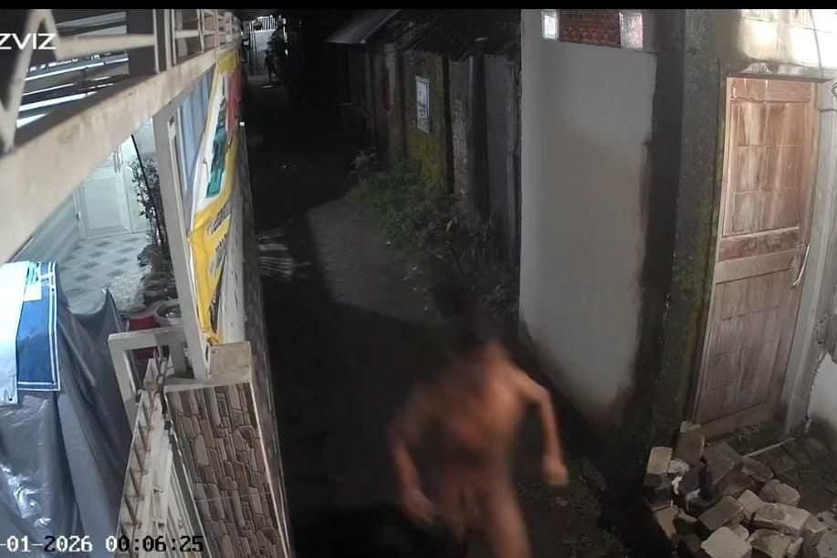 Pria Tanpa Busana Terekam CCTV di Gang Pulorejo Mojokerto, Warga Resah