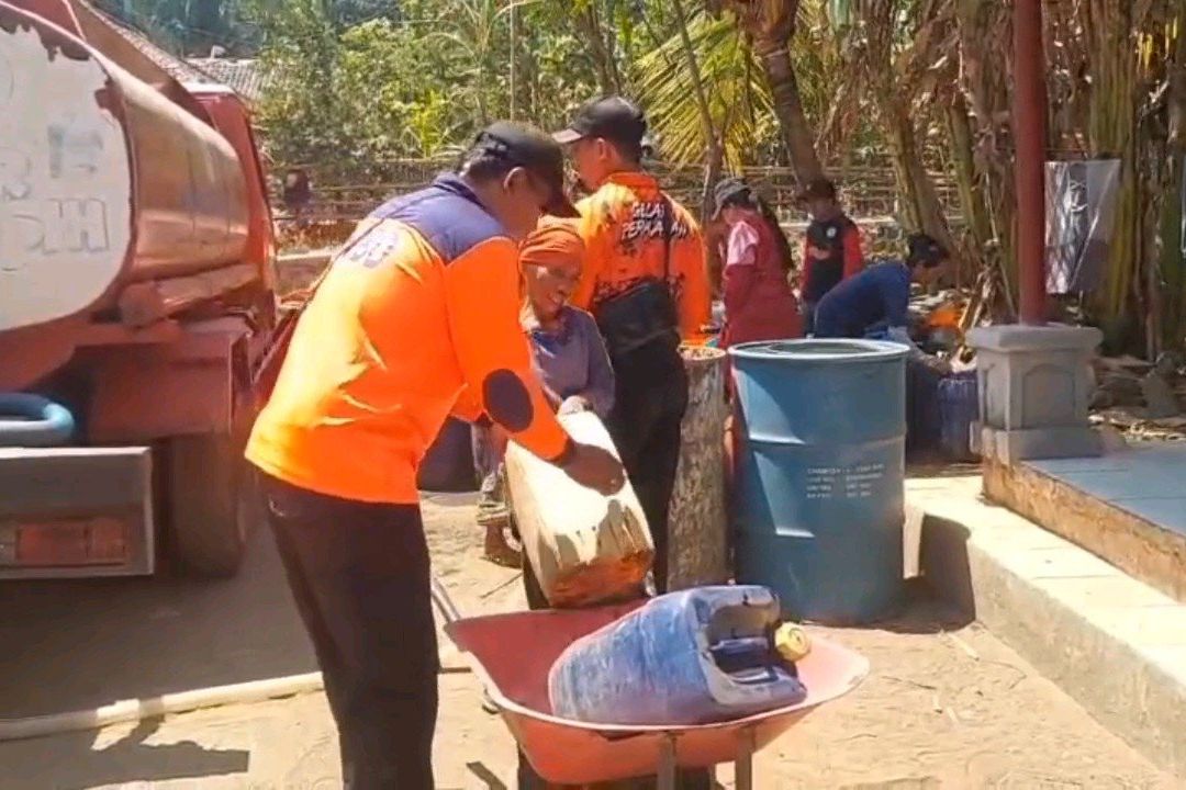 Kemarau Mengering, Warga Probolinggo Berburu Air Bersih dari Truk BPBD