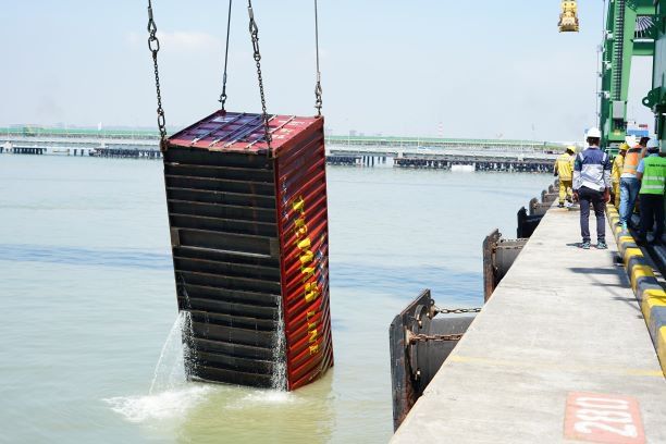 Tenggelamnya MV Mentari Crystal Ganggu Aktivitas Tanjung Perak