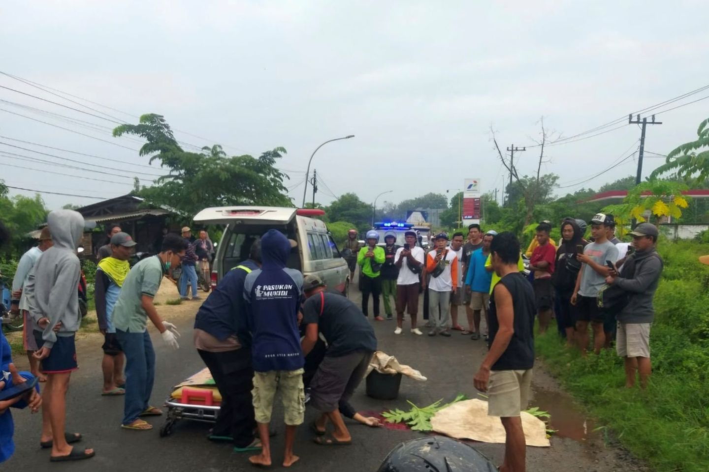 Hindari Genangan Air Saat Berkendara, Pemotor Tewas Tertabrak Bus Trans Jatim di Dukun