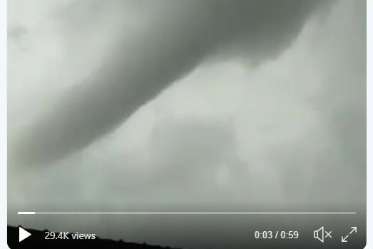 Detik-detik Video Puting Beliung Terjang Permukiman di Cirebon