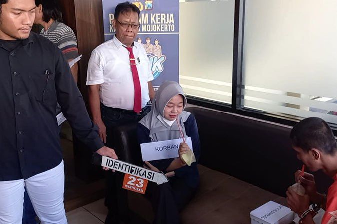 Polisi Gelar Rekontruksi Wanita yang Diracun dalam Kamar Kos di Mojosari