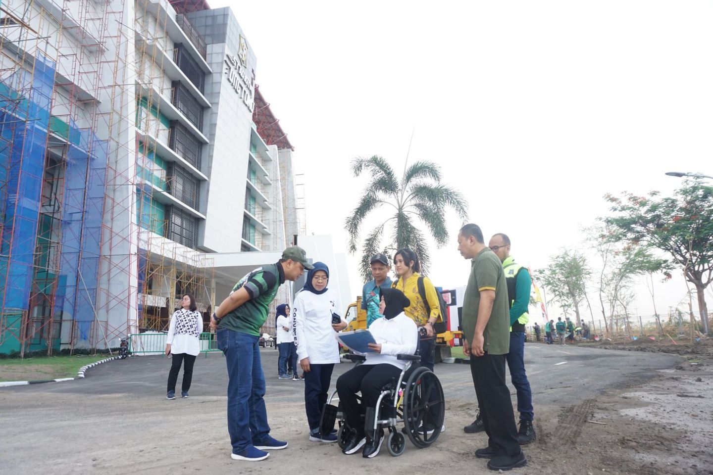 Pakai Kursi Roda Risma Ikut Tanam Pohon di Stadion GBT Bersama Bonek