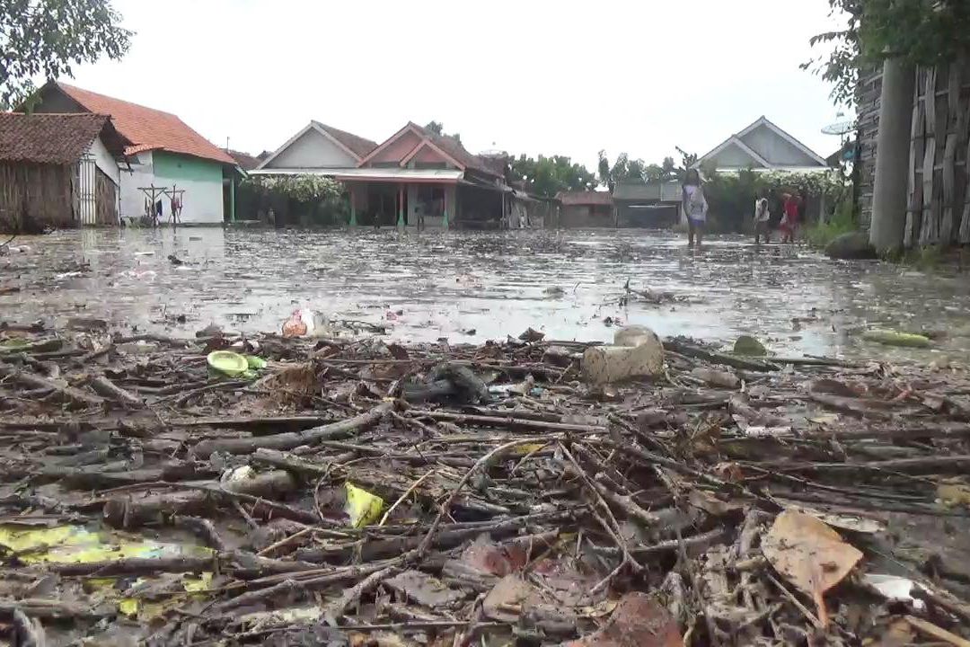 Pantai Utara Probolinggo Banjir Rob, Tambak Garam dan Ikan Gagal Panen