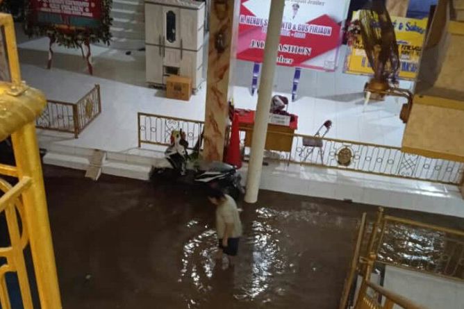 Baru Dilantik, Rumah Pribadi Bupati Jember Hendy Siswanto Terdampak Banjir