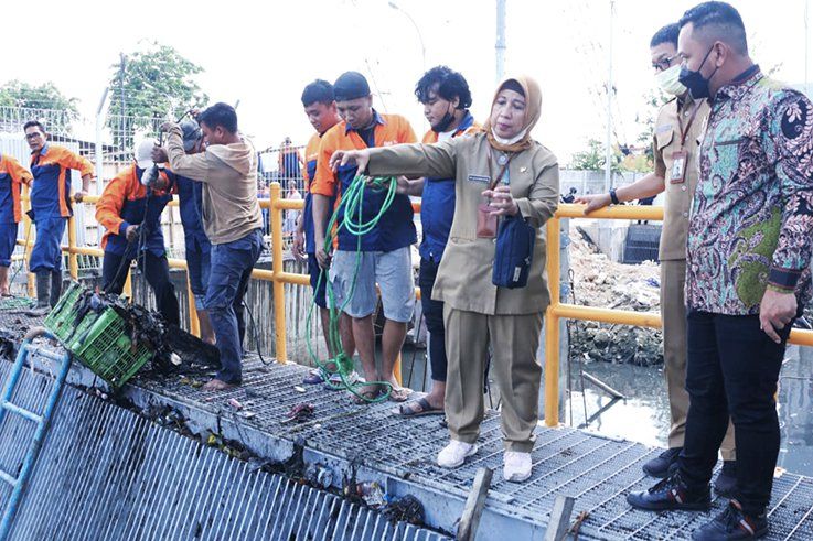 Bupati Gresik Sesalkan Banyak Tumpukan Sampah Disekitar Rumah Pompa Air