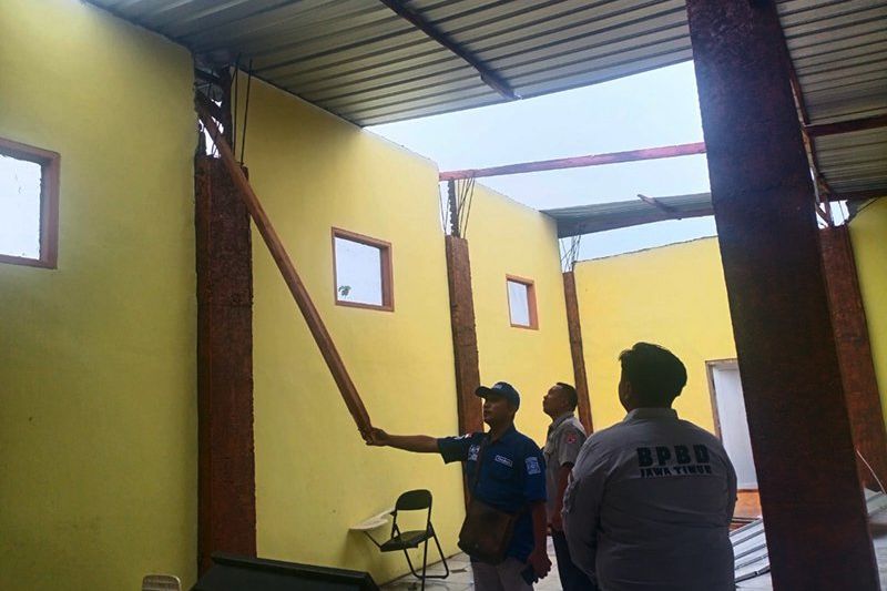 Diterpa Angin Kencang dan Hujan Deras, Ponpes dan Rumah di Mojokerto Rusak
