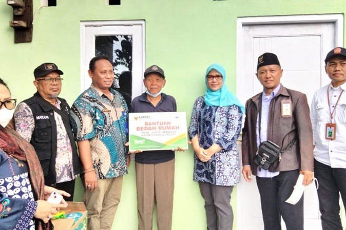 PDAM Surabaya Bedah Rumah Tidak Layak Huni dan Bangun Jamban Sehat