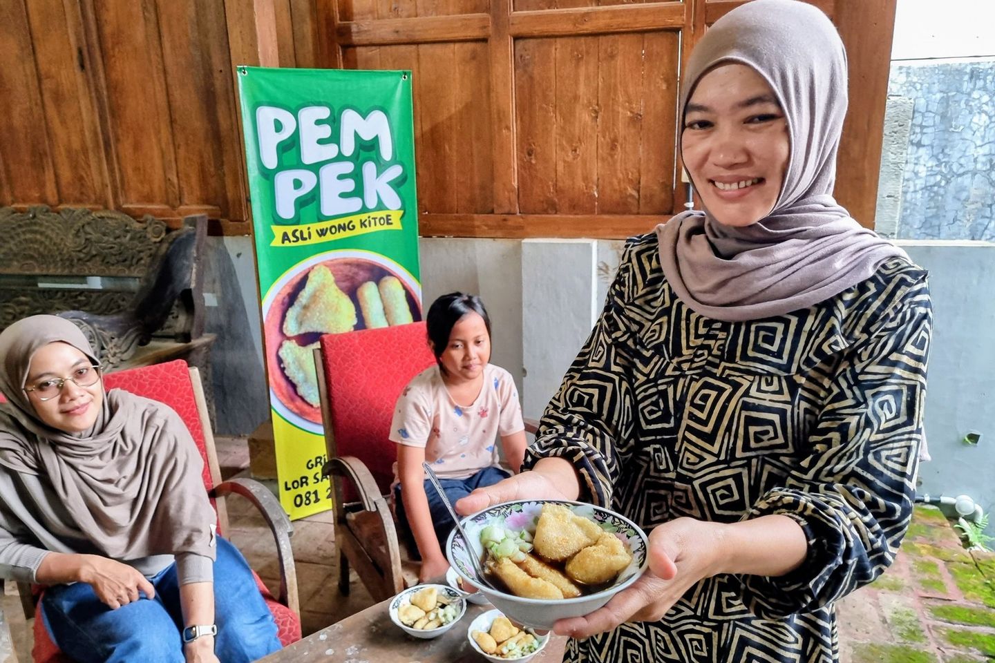 Pertahankan Cita Rasa Pempek Khas Palembang, Ibu Ini Raup Cuan Belasan Juta Sebulan