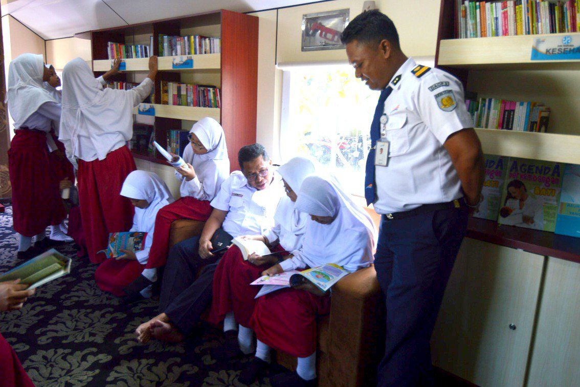 Daop 9 Bagikan Kacamata untuk Siswa SD Probolinggo
