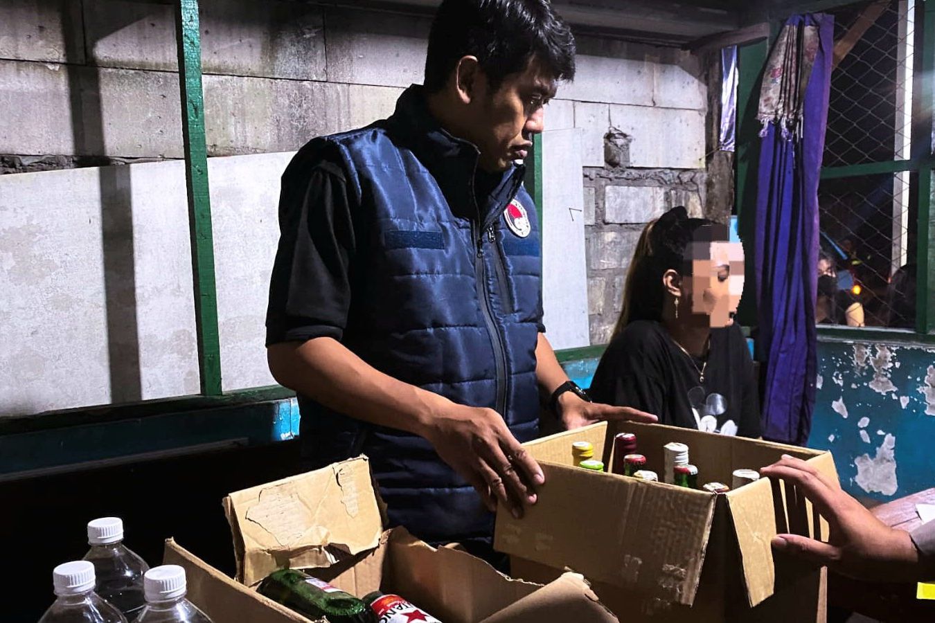 Polres Gresik Amankan 47 Botol Miras di Kebomas