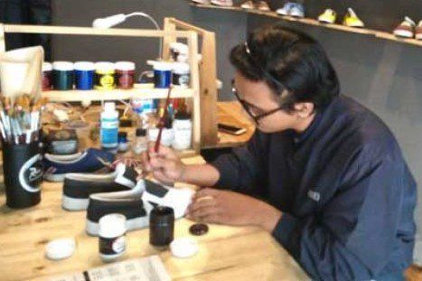 Sepatu Lukis Asal Surabaya, Diminati Konsumen Mancanegara