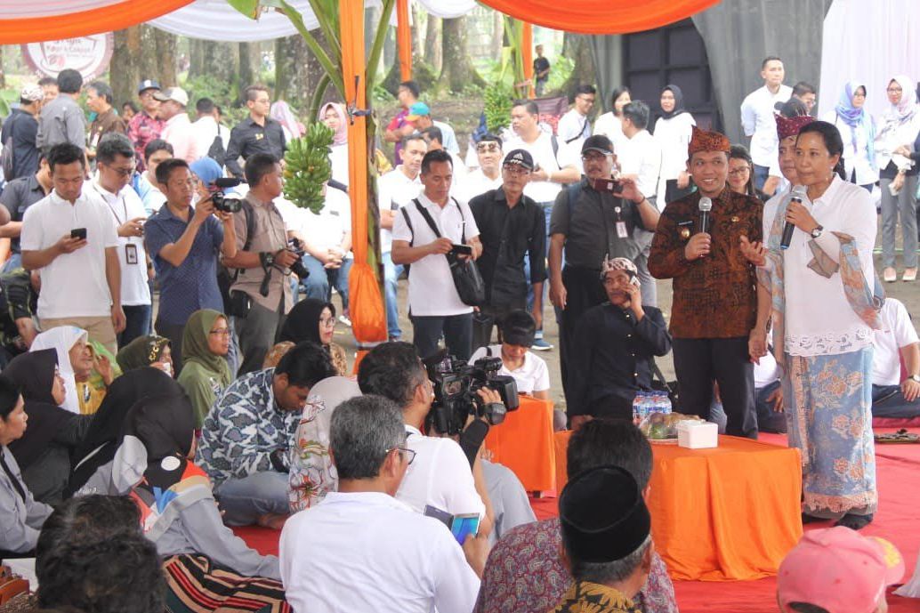 Menteri BUMN Berikan SK Penggunaan Ratusan Hektare Hutan Lumajang