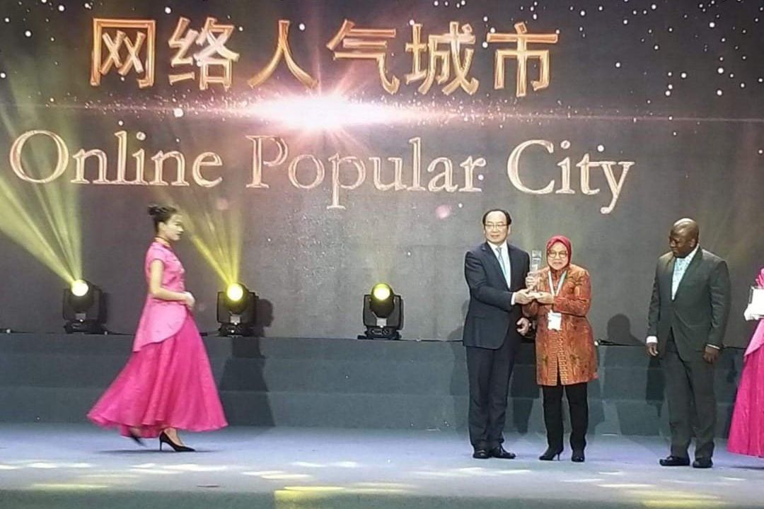 Surabaya Kota Terpopuler Dunia, Risma Terima Penghargaan di Guangzhou