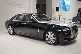 Dapat Hadiah Tidak Tertebak, Mensos Risma Lelang Rolls Royce