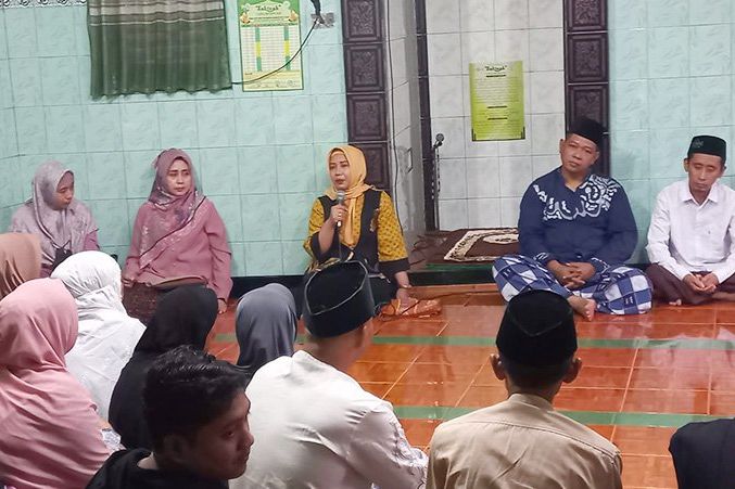 Salat Subuh dan Asar Berjamaah Bersama Warga, Ini Pesan Wali Kota Ning Ita di Safari Ramadan