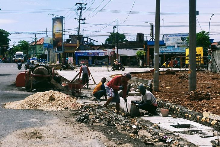 Pekerjaan Proyek Pelebaran Jalan Rajawali Sampang Sudah 80 Persen