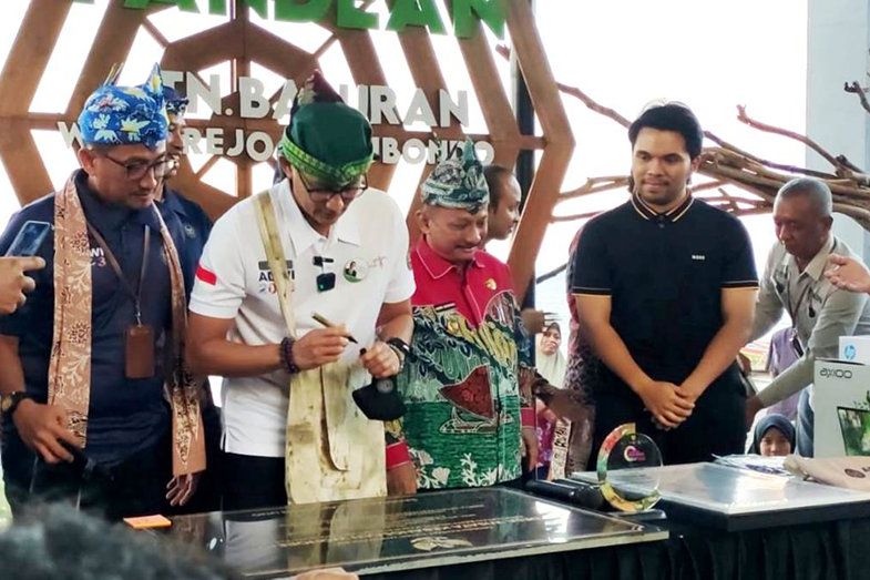 Menparekraf Sandiaga Uno Beri Penghargaan Desa Wisata Kebangsaan di Situbondo