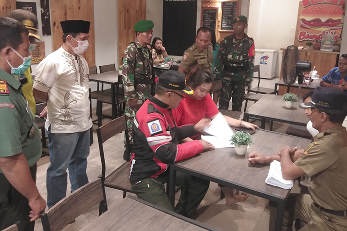 Cegah COVID-19, Puluhan Warkop dan Cafe di Mojokerto Disisir