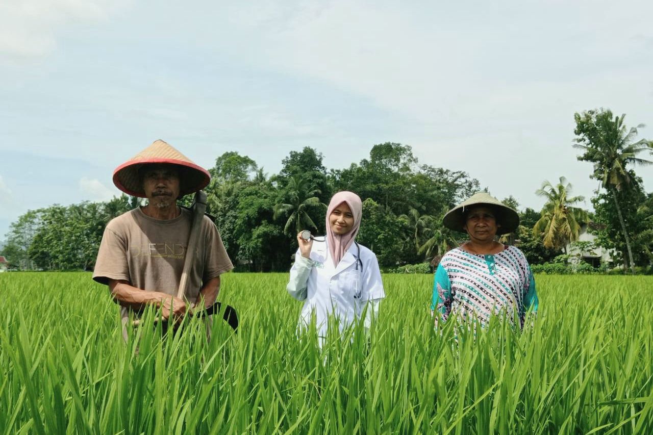 Kisah Eli, Anak Petani Penerima Bidikmisi Lulusan Kedokteran Unej