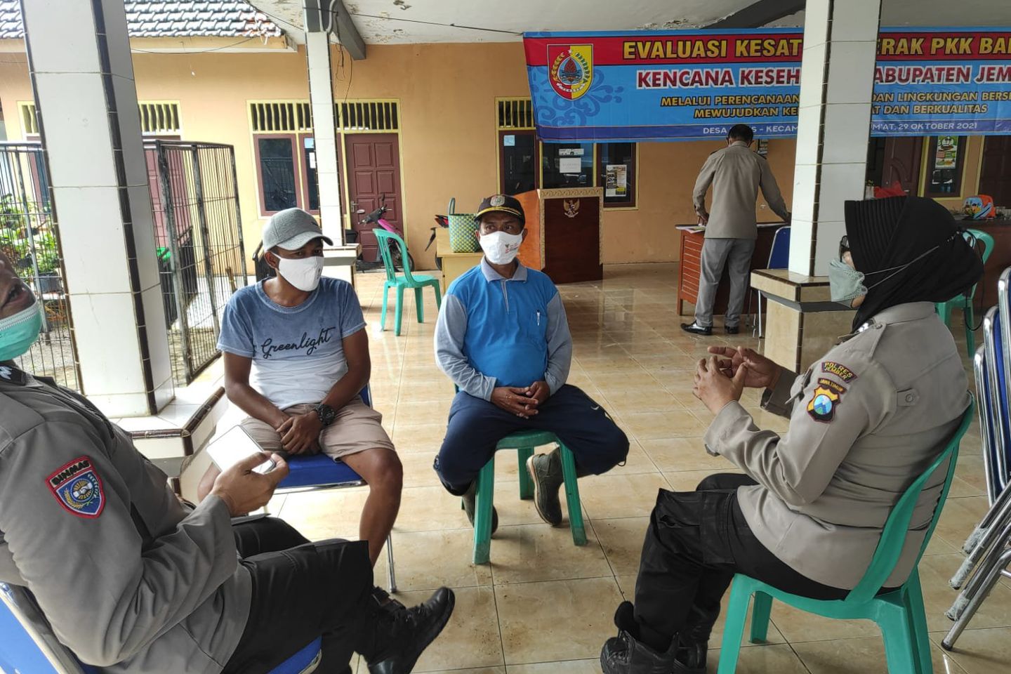Polres Jember Beri Edukasi Vaksinasi Covid dan Bagikan Masker ke Warga