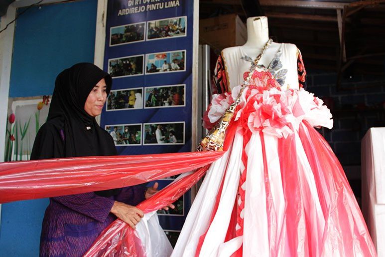 Ajak Perang Lawan Sampah Plastik, Penggiat Lingkungan Bikin Gaun HUT RI ke-77 Berbahan Daur Ulang