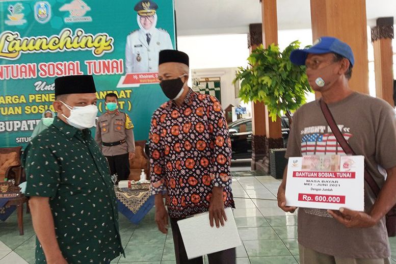 Salurkan BST Kemensos RI, Bupati Situbondo Ingatkan Masyarakat Pentingnya Vaksin