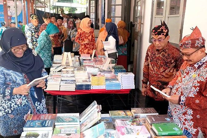Bupati Situbondo Minta Pelajar Aktif Baca Buku Melalui Perpustakaan Digital
