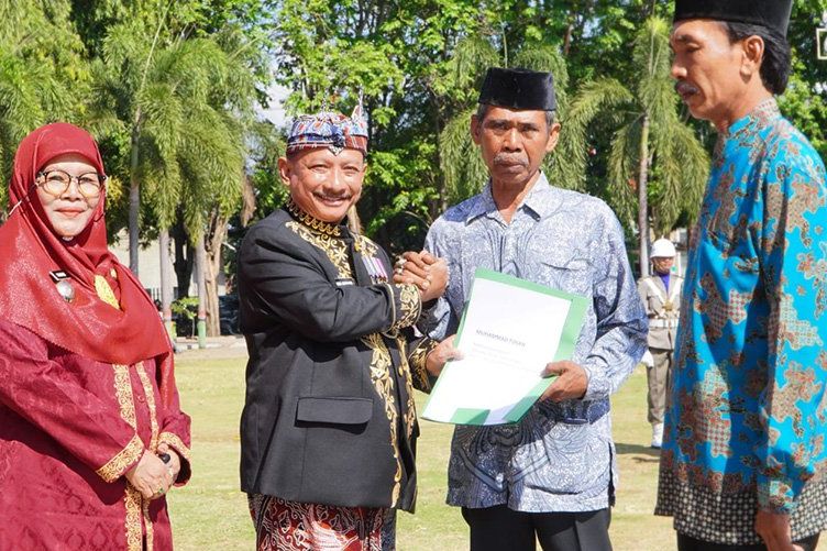 Penuhi Janji Politik, Bupati dan Wakil Bupati Situbondo Serahkan Akta Hibah Rumah Relokasi
