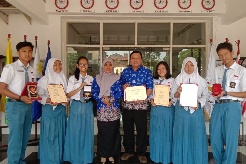Ciptakan Stetoskop Visual, Pelajar SMAN 21 Surabaya Juara Satu di WICE Malaysia