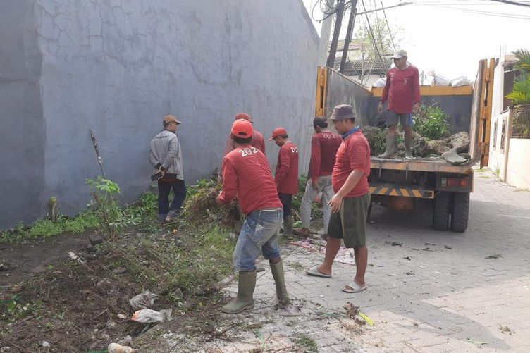 25 Armada Truk Angkut Sampah di Aksi "Surabaya Bergerak" 