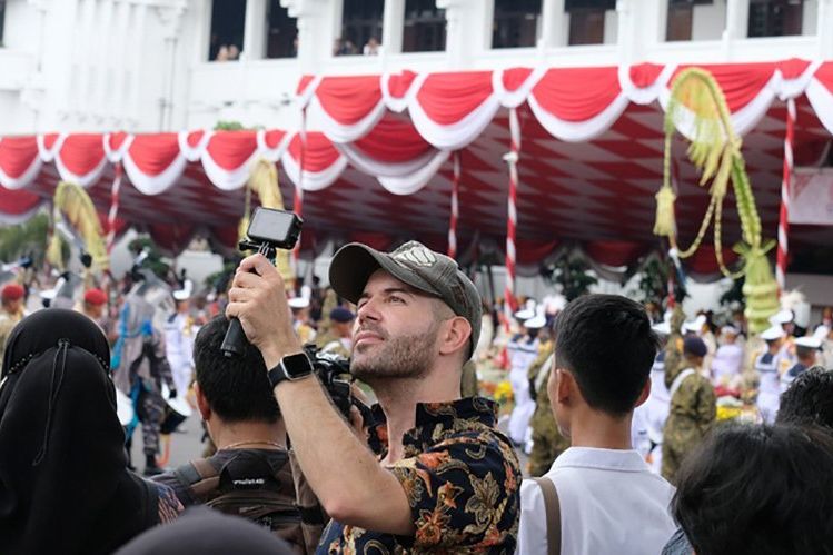 WNA Jerman Terpikat Prosesi Upacara Peringatan Hari Pahlawan di Surabaya