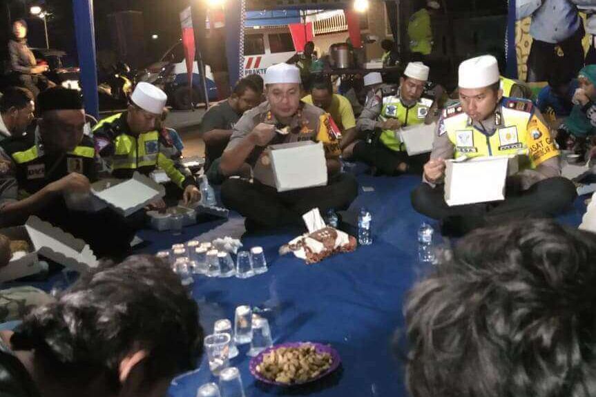 Tekan Kecelakaan, Polres Probolinggo Ajak Pengemudi Sahur Bersama