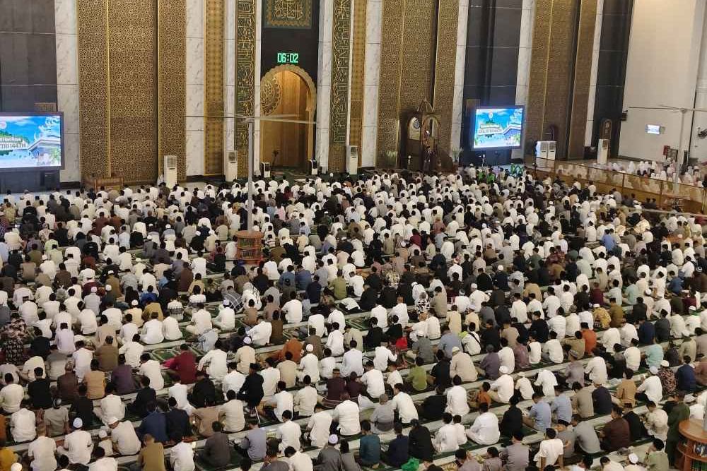 Gubernur - Wagub Jatim dan Mensos Salat Idulfitri di Masjid Al Akbar Surabaya