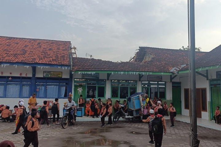 Diguyur Hujan, Bangunan SDN Pangelen 1 Sampang Ambruk
