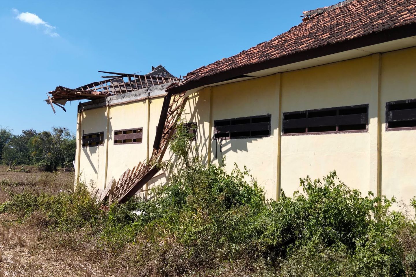Atap Kelas SDN Moktesareh 2 Sampang Ambruk saat Kegiatan Belajar Mengajar