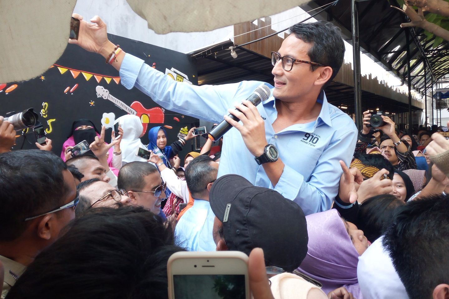 Diserbu Emak-emak, Sandiaga Naik Kursi