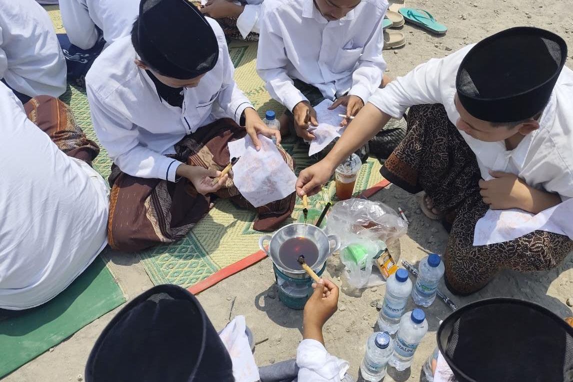 Bukan Sekadar Rekor, Lirboyo Hidupkan Lagi Tradisi Membatik
