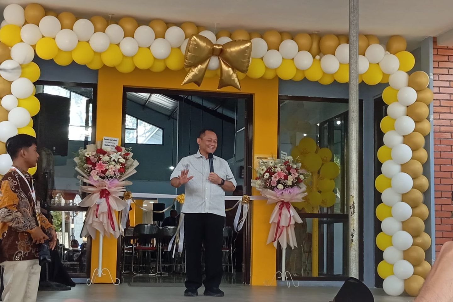 Luncurkan Buku “Kekuasaan yang Menolong”, Sarmuji Golkar Kenang Makna Nama Anak