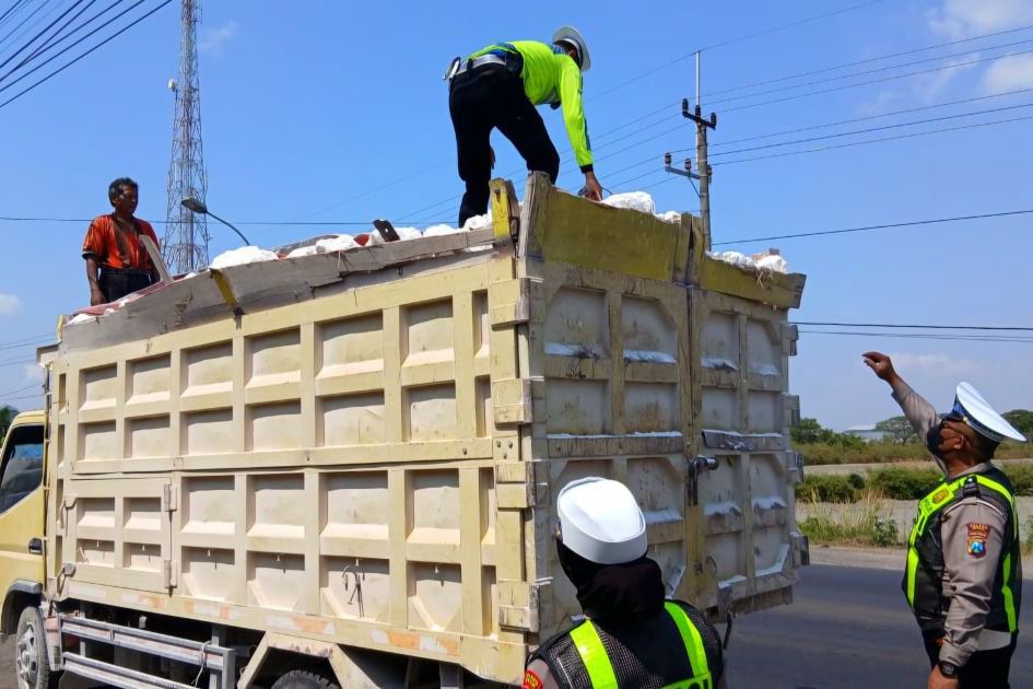Satlantas Polres Gresik Tilang Truk Tak Pakai Terpal di Jalan Deandles
