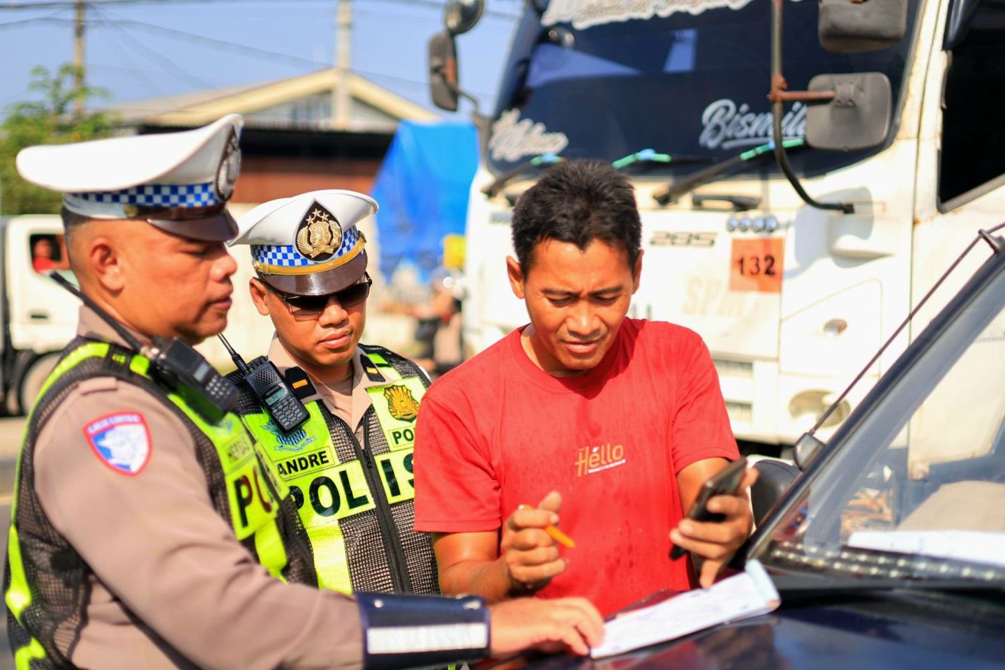 Polres Gresik Tindak Truk Langgar Jam Operasional, Edukasi Keselamatan di Pantura