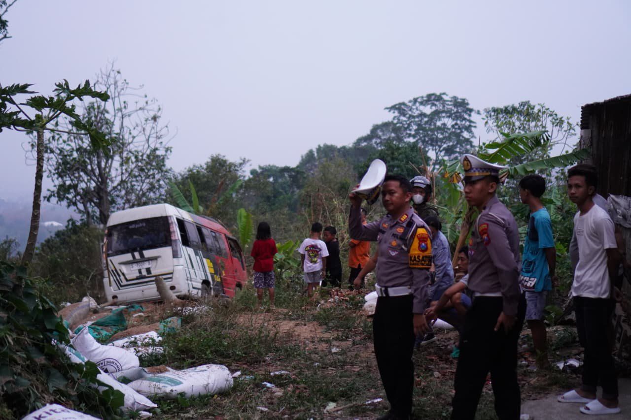 Rem Elf Diduga Bermasalah, Delapan Penumpang Luka dalam Kecelakaan di Gotekan Pacet