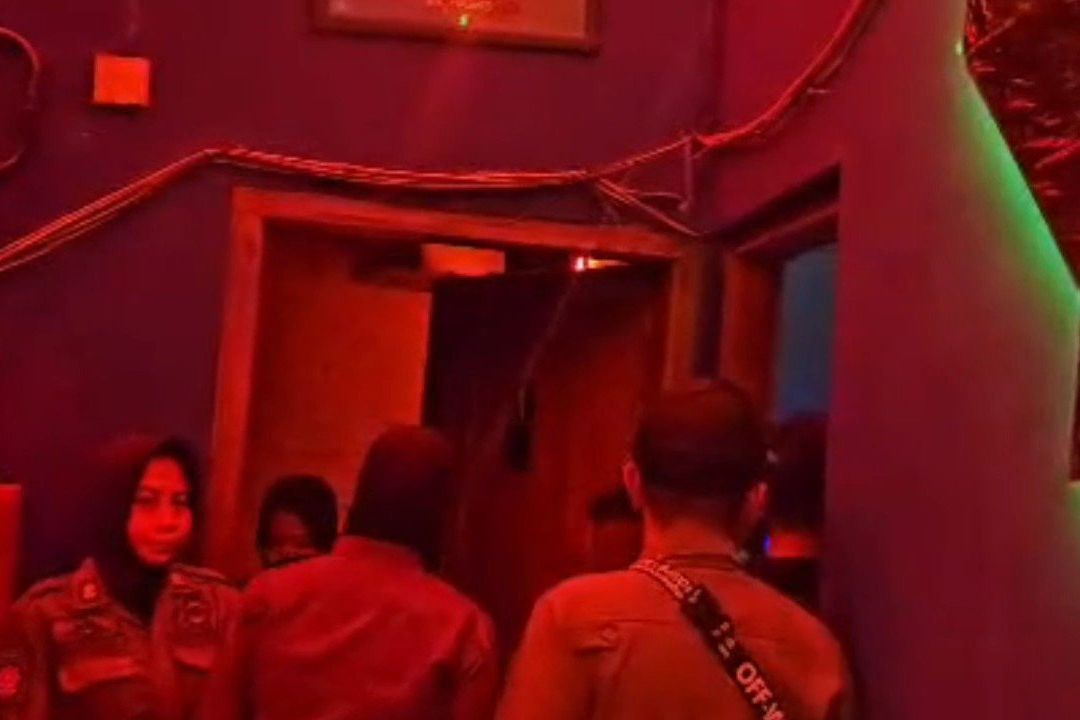Satpol PP Kota Probolinggo Kunci Tempat Karaoke di Permukiman Kanigaran